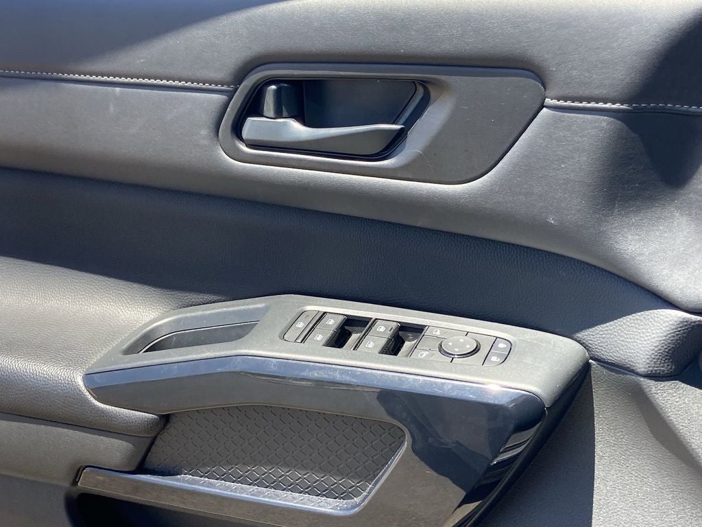 2025 Nissan Pathfinder SV - Photo 18