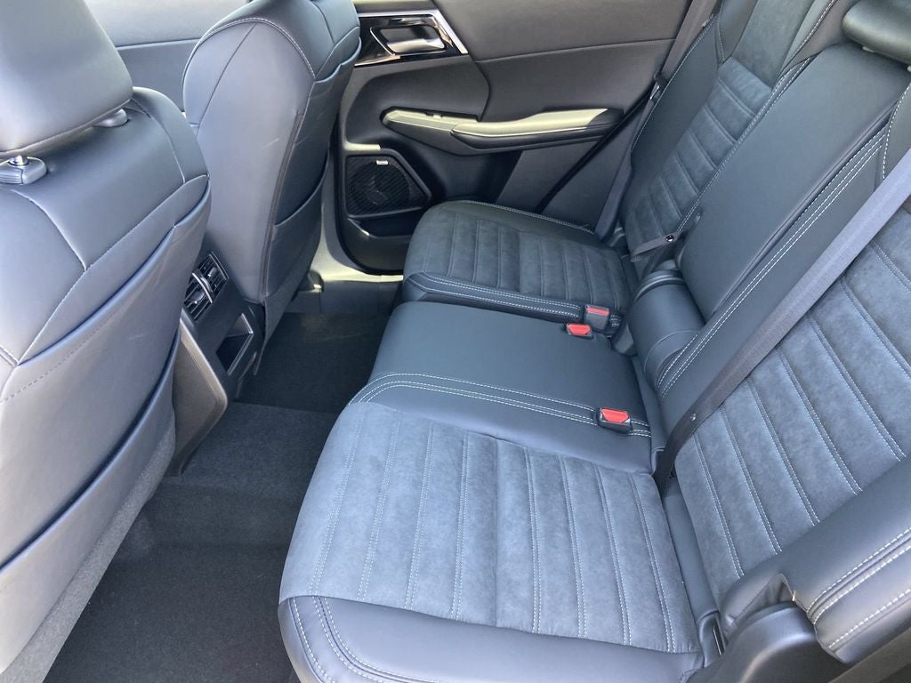 2026 Mitsubishi Outlander LE