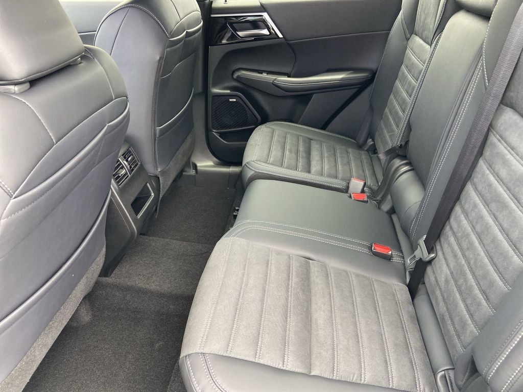 2026 Mitsubishi Outlander LE